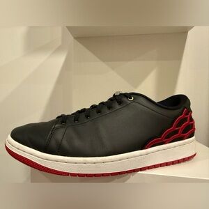 Men’s Centre Court size 10, gently used